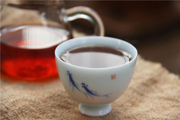 红茶是用红茶树的叶子做成的吗？