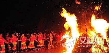 彝族火把节的三部曲：迎火、赞火、送火