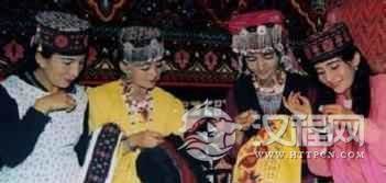 塔吉克族妇女擅长编织怎样的手工艺品