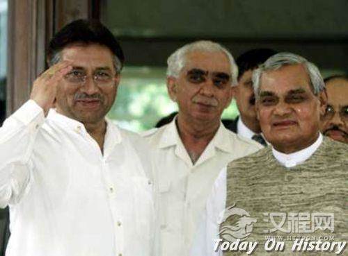 巴基斯坦总统穆沙拉夫(左)与印度总理瓦杰帕伊(右)及印度外交部长辛格(中)