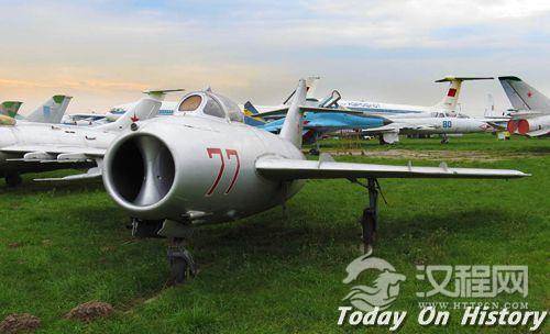 苏联研制的米格-17战斗机原型机进行首次飞行