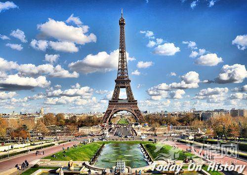 法国埃菲尔铁塔开工