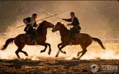 哈萨克族传统的体育项目马上摔跤