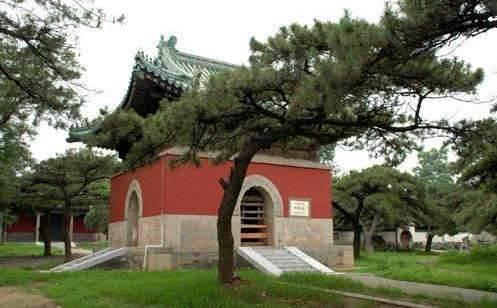 除了北京天坛有回音壁，竟然还有一个王爷坟也出现了。