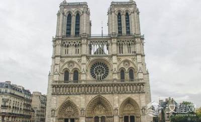 巴黎圣母院是谁建造的？建造的原因是什么？