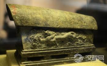 为何古代人的棺椁要做成两边大小不一的形状呢？