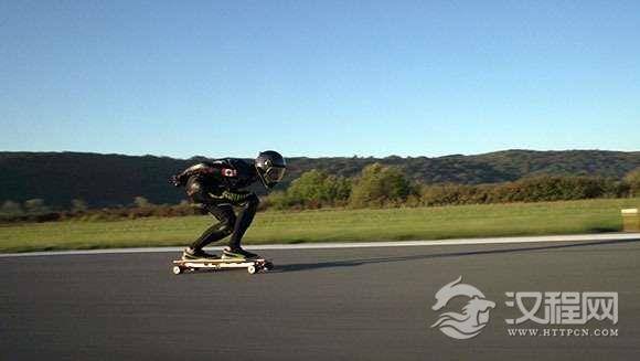 这还要命吗？95.83公里/时！玩电动滑板车速度最快纪录诞生