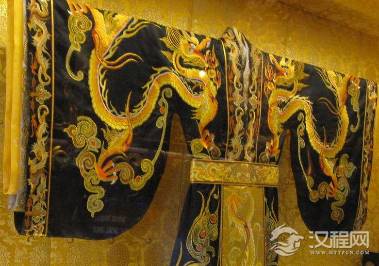 秦始皇的龙袍为什么用黑色而不是金黄色呢？