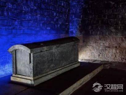 古代皇帝下葬后墓门反锁，工匠怎么出来？