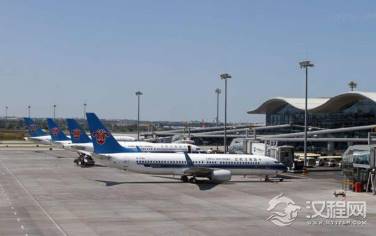 济南机场现乘客向飞机发动机扔硬币的情况，航班在延误2小时，当事旅客被送公安