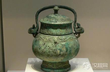 卣属于中国古代酒器之一，其外观上大部分是什么形状？