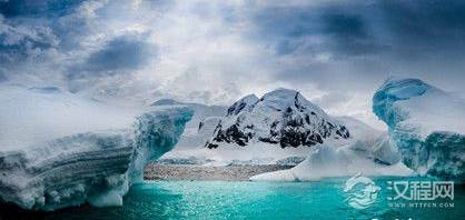 南极冰山为什么是翠绿色的?是什么原因造成的？