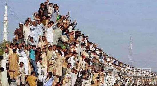 印度搭火车比咱们的春运壮观多了！看完你或许会觉得春运真的不算啥！