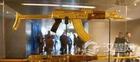 塞达姆到底多有钱？真正的黄金AK被展示在博物馆里