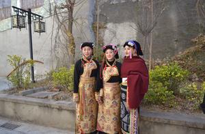 藏袍 这样的藏族服装你也想拥有吧！