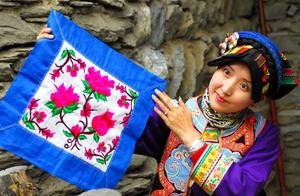 桃坪羌寨活化在羌笛声里的羌族服饰 穿着在身上的非物质文化遗产