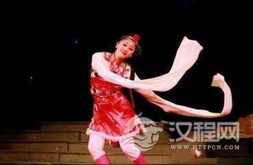 舞台上时尚的藏族舞蹈