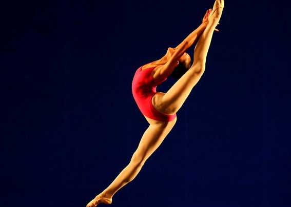 舞蹈基本功教学：最规范的腰和腿练习方法