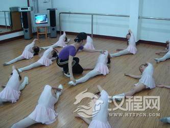 学习芭蕾舞怎样压脚背更好？