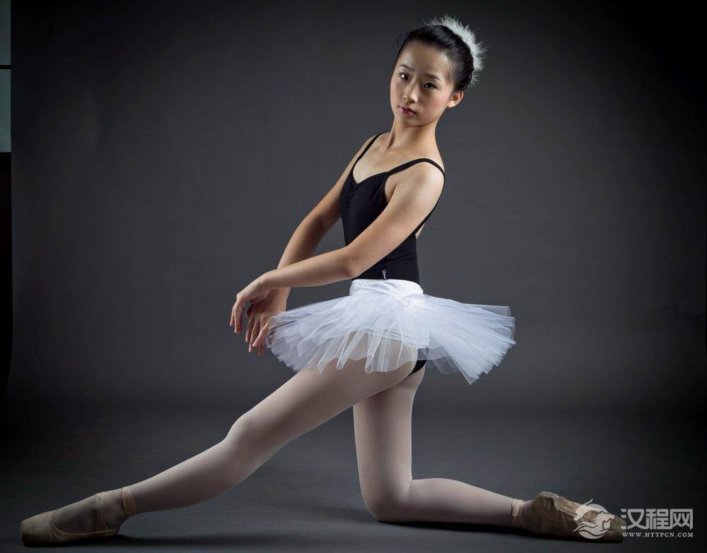 女生学习芭蕾舞可提升自身气质