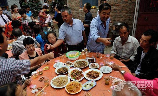 酒桌上的说话之道：有些话不能乱讲，被人嘲笑不说，还可能得罪人