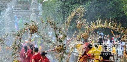 土家族传统节日：六月六“晒龙袍”