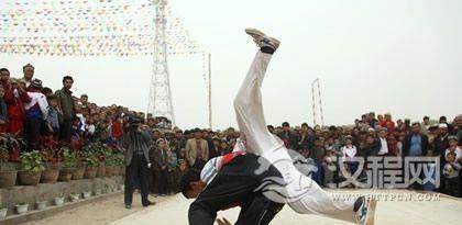 柯尔克孜族摔跤的主要形式是什么？柯尔克孜族摔跤的比赛