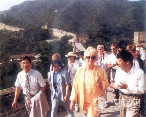 芬博阿多蒂尔成为世界首位民选女总统