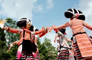 贵州这个民族习俗太奇特，女子需束长角发髻，且多为亡故祖先头发