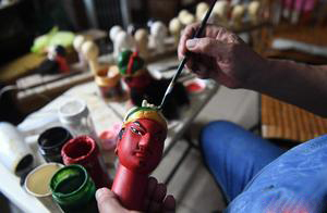 漳州千年木偶头雕刻技艺 一刀雕出众生相