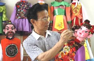 吴川有位老艺人从事木偶雕刻创作已有半个多世纪