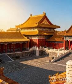 紫禁城的“红”与“黄”,仅仅是为了彰显皇权吗?色彩背后隐藏的五行宇宙观是什么?