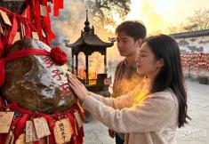 庙宇“摸石”求子，冰冷的石头如何被赋予温度？