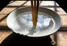 小孩受惊叫“魂”，一碗水三根筷子就能“站住”，这是什么原理？