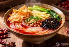 一碗螺蛳粉，凭什么让爱恨两极分化，却成为柳州的名片？