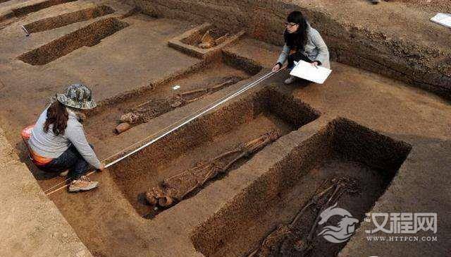 河南一古墓挖出一根带孔怪骨，它是教祭祀用品还是器具？