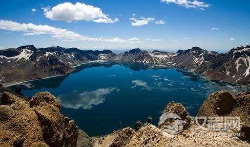 中国的长白山天池是世界上公认的海拔最髙的火山湖