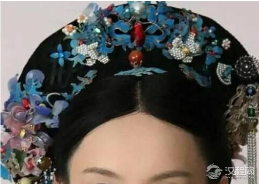 清朝宫廷女子往头上戴如此重的旗头,难道她们不累吗?