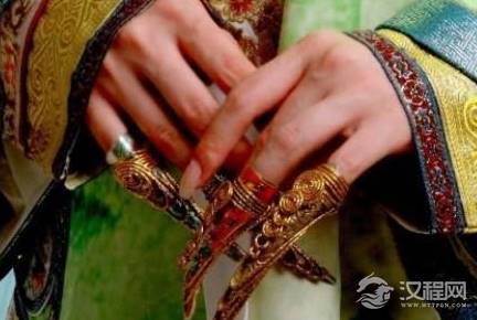 清朝嫔妃受伤为什么戴着尖尖的手指头套呢 难道不会觉得行动不方便吗