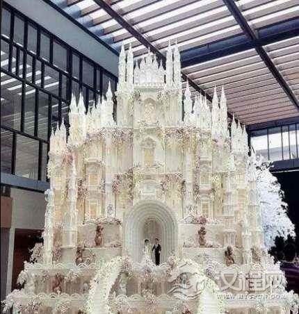 世界上最精致的蛋糕，24人制作32天完成的巨型城堡