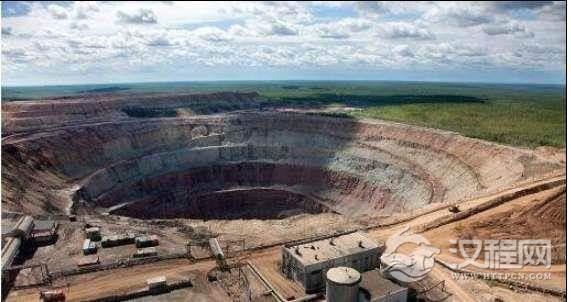 世界上最大的钻石坑，和平钻石矿直径1200米会吞噬直升机