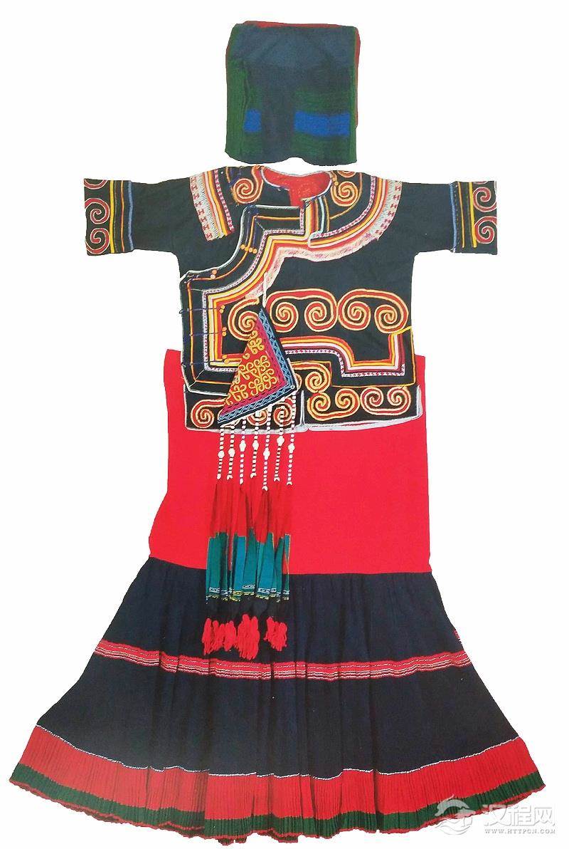 传统彝族服装图案色彩