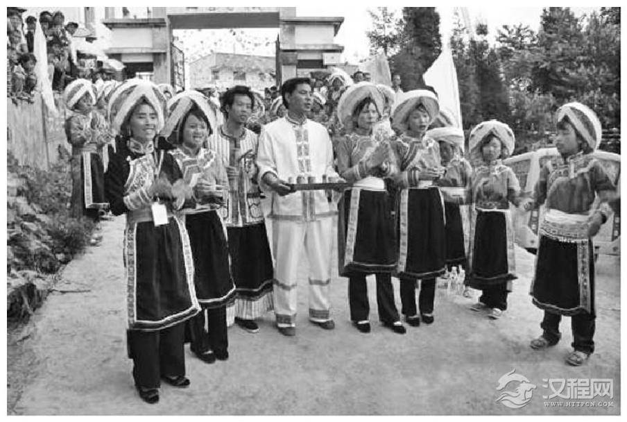 三宝彝族乡彝族服饰的特点