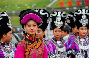 四川西昌：多姿多彩的彝族服饰色彩斑斓的民族风情