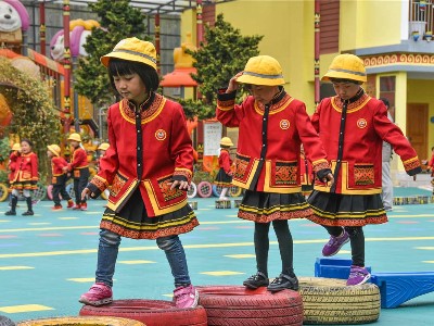  民族校服——让孩子们寻找到民族文化的记忆 