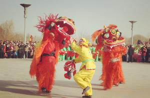 传统民间文化的文艺表演，如舞狮子、踩高跷等，传承千年不衰