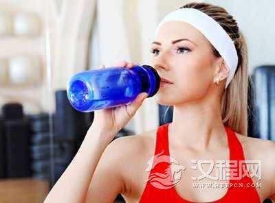 教你如何在做健身运动的时候喝水