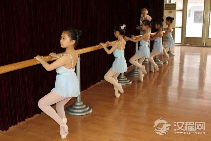 芭蕾舞蹈在扶把中练习平衡
