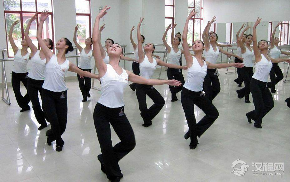 什么是形体训练? 在实际的训练中形体舞蹈是形体修塑和舞蹈的结合