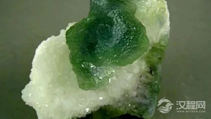 水瓶座的守护水晶——萤石